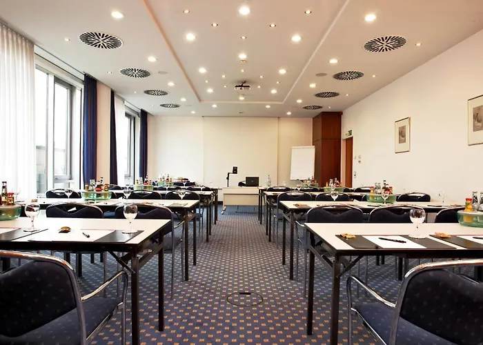 H4 City, Trademark Collection By Wyndham Отель *