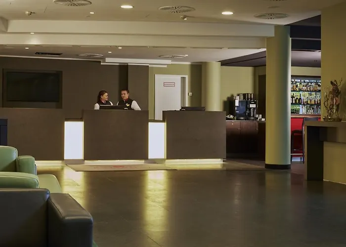 H4 City, Trademark Collection By Wyndham Отель